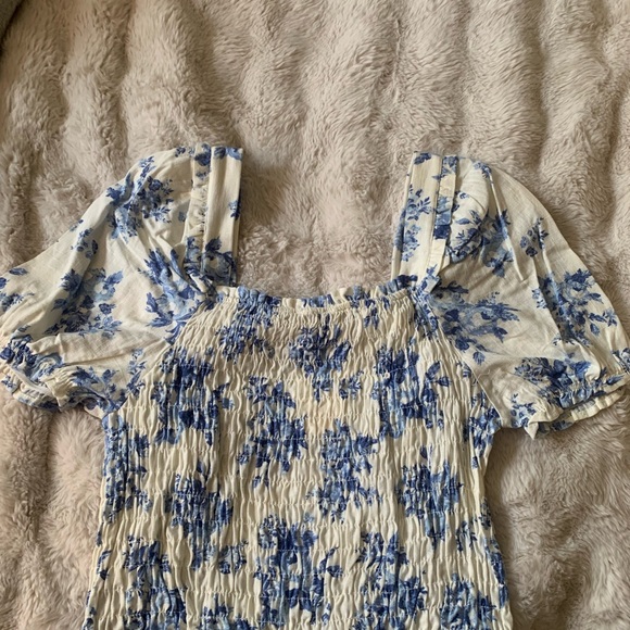 Montreau Floral Blue and White Women's Top - Picture 4 of 4